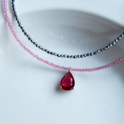 שרשרת אבני שפינל ורודה עם תליון טיפה