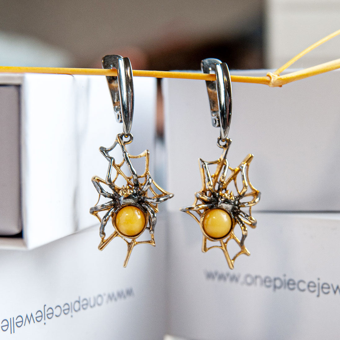 עגילי כסף עם ענבר צהוב חלבי "ספיידי" בעבודת יד