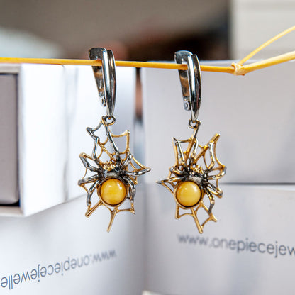 עגילי כסף עם ענבר צהוב חלבי "ספיידי" בעבודת יד