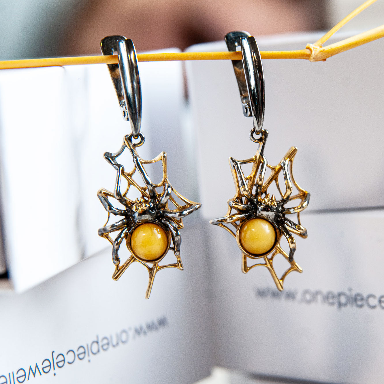 עגילי כסף עם ענבר צהוב חלבי "ספיידי" בעבודת יד