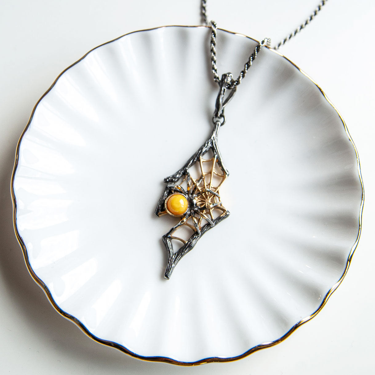 תליון כסף עם ענבר צהוב חלבי "ספיידי" בעבודת יד