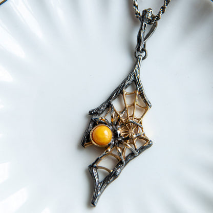 תליון כסף עם ענבר צהוב חלבי "ספיידי" בעבודת יד