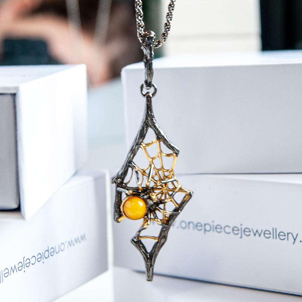 תליון כסף עם ענבר צהוב חלבי "ספיידי" בעבודת יד