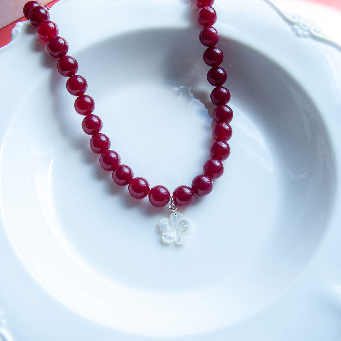 שרשרת ליה בורדו מאבני ג'ייד עם תליון צדף