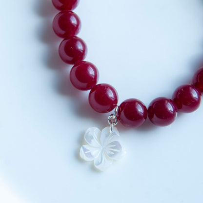 שרשרת ליה בורדו מאבני ג'ייד עם תליון צדף