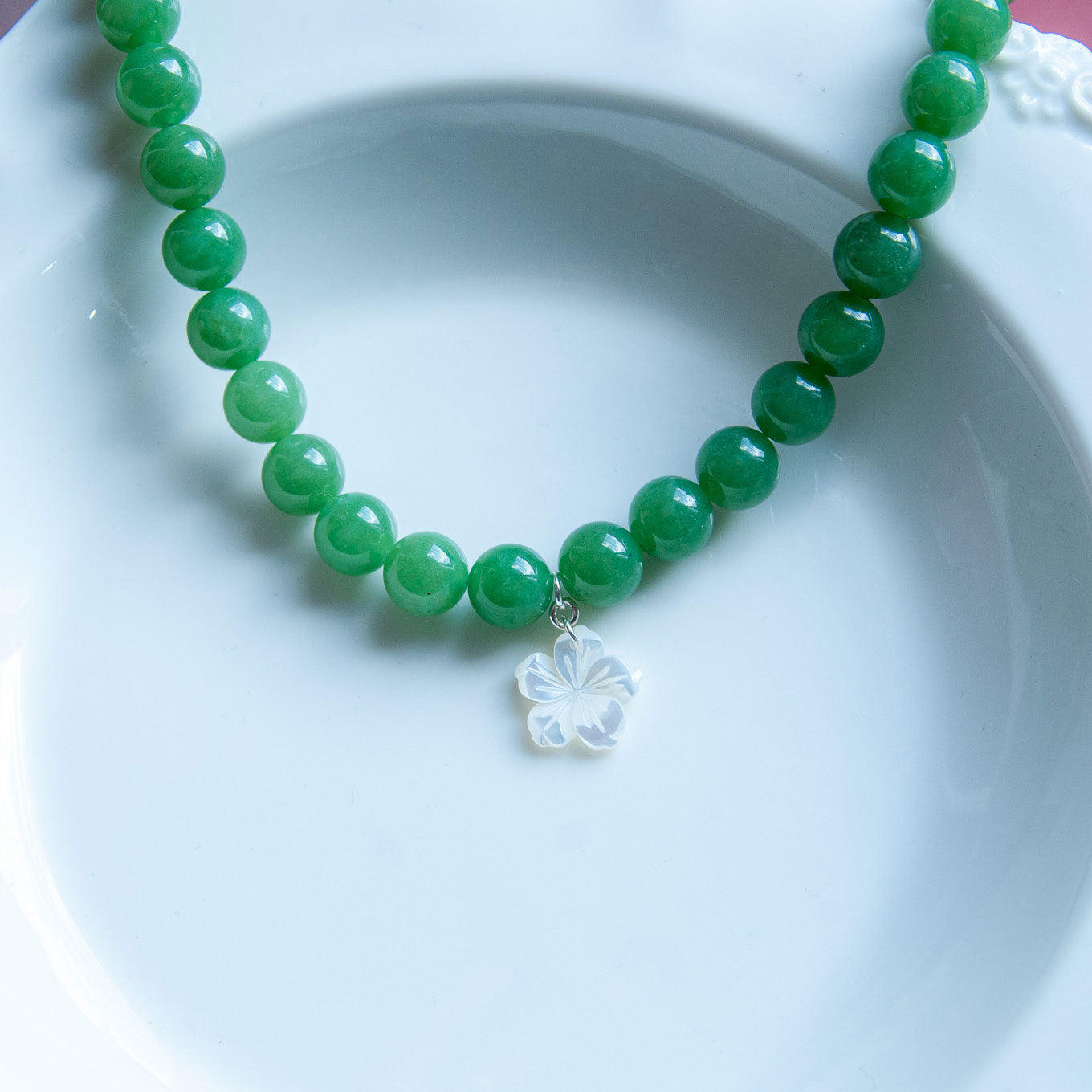 שרשרת ליה ירוק בהיר מאבני ג'ייד עם תליון צדף