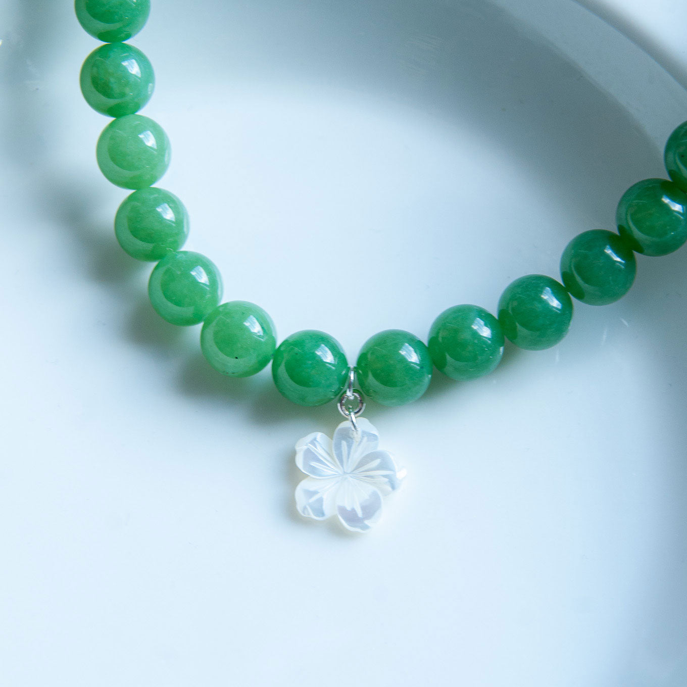 שרשרת ליה ירוק בהיר מאבני ג'ייד עם תליון צדף