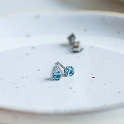 עגילי כסף קים עם בלו טופז