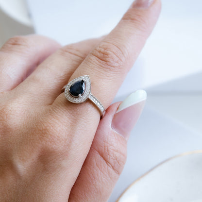 JULY טבעת כסף עם אבן ספיר