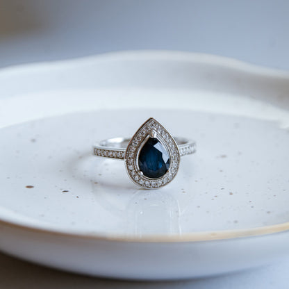 JULY טבעת כסף עם אבן ספיר