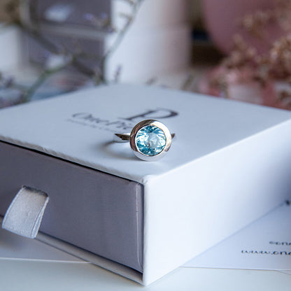 טבעת כסף "ניקול" עם אבן בלו טופז