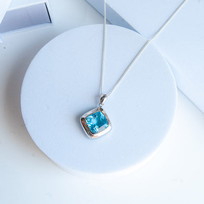 תליון כסף טהור "מונרו" עם אבן בלו טופז