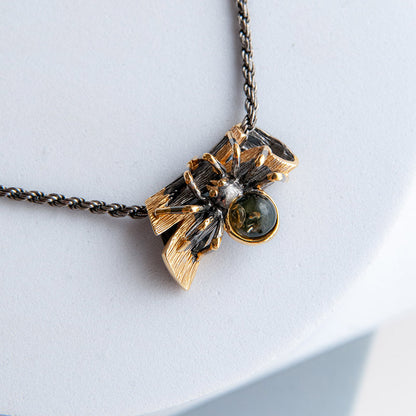 שרשרת כסף עם תליון ענבר ירוק "ספיידי" בעבודת יד