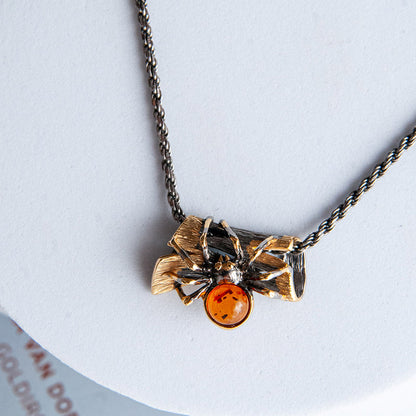 שרשרת כסף עם תליון ענבר "ספיידי" בעבודת יד