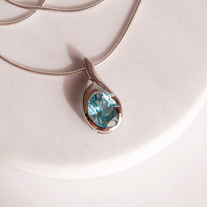 תליון "לילי" עם בלו טופז