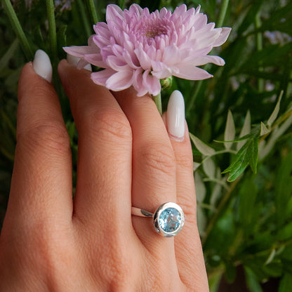 טבעת כסף "ניקול" עם אבן בלו טופז