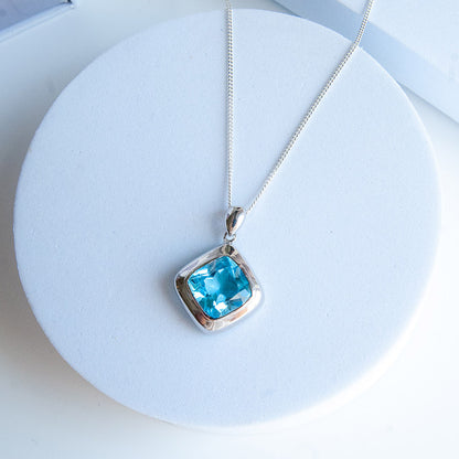 תליון כסף טהור "מונרו" עם אבן בלו טופז