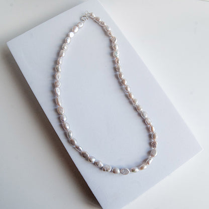 שרשרת שרלוט אפורה