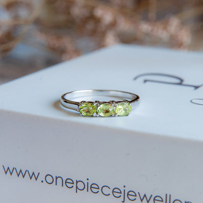 טבעת כסף "אוליב" עם אבני פרידוט