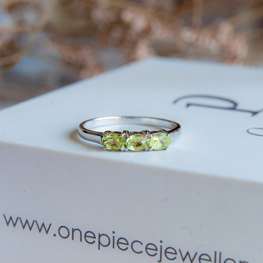 טבעת כסף "אוליב" עם אבני פרידוט