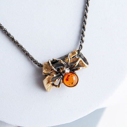 שרשרת כסף עם תליון ענבר "ספיידי" בעבודת יד