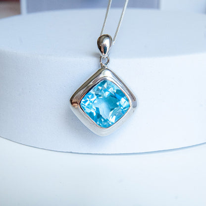 תליון כסף טהור "מונרו" עם אבן בלו טופז