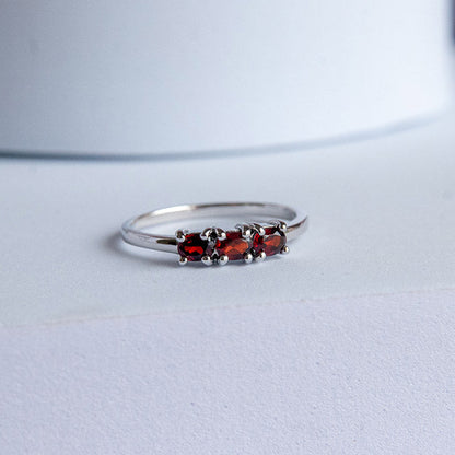 טבעת כסף "אוליב" עם אבני גרנט