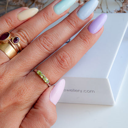 טבעת כסף "אוליב" עם אבני פרידוט