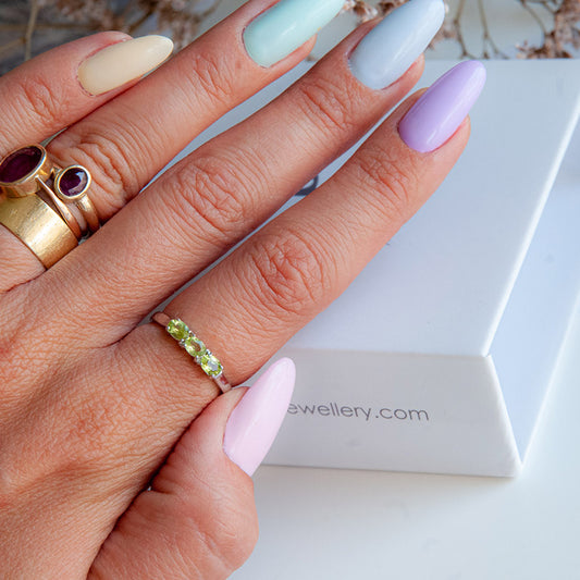 טבעת כסף "אוליב" עם אבני פרידוט