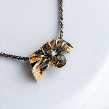 שרשרת כסף עם תליון ענבר ירוק "ספיידי" בעבודת יד