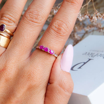 טבעת כסף "אוליב" עם אבני רובי