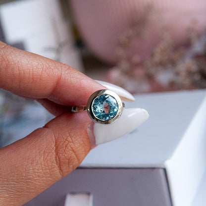 טבעת כסף "ניקול" עם אבן בלו טופז