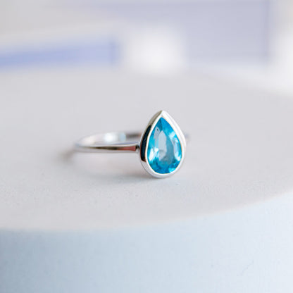 טבעת כסף טהור "טיפה" עם אבן טופז