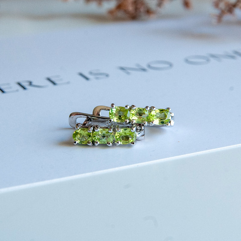 עגילי כסף "אוליב" עם אבני פרידוט