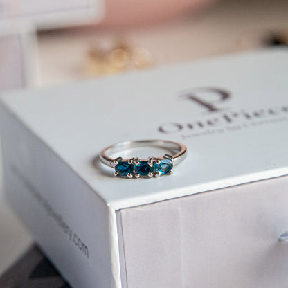 טבעת כסף "אוליב" עם אבני לונדון טופז