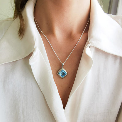 תליון כסף טהור "מונרו" עם אבן בלו טופז