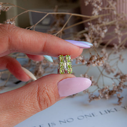 עגילי כסף "אוליב" עם אבני פרידוט