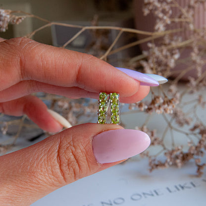 עגילי כסף "אוליב" עם אבני פרידוט