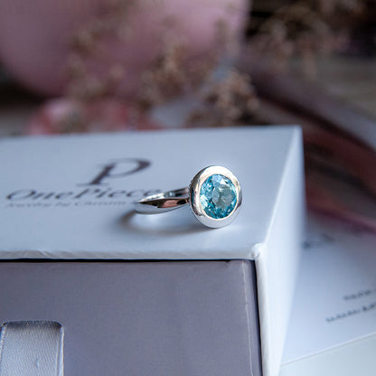 טבעת כסף "ניקול" עם אבן בלו טופז