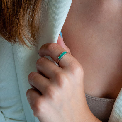 טבעת כסף עדינה "אוליב" עם אבני אמרלד טבעיות