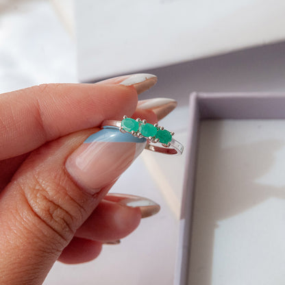 טבעת כסף עדינה "אוליב" עם אבני אמרלד טבעיות