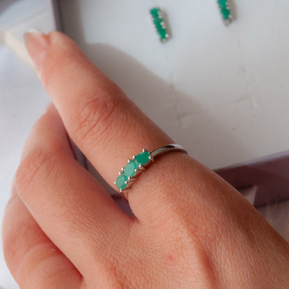 טבעת כסף עדינה "אוליב" עם אבני אמרלד טבעיות