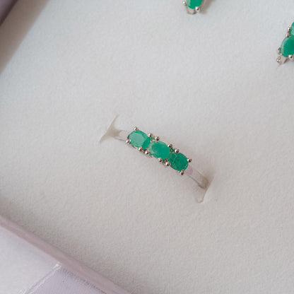 טבעת כסף עדינה "אוליב" עם אבני אמרלד טבעיות