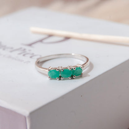 טבעת כסף עדינה "אוליב" עם אבני אמרלד טבעיות