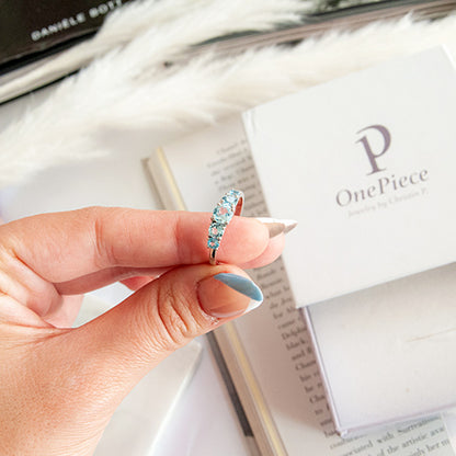 טבעת כסף במראה קלאסי עם אבני בלו טופז