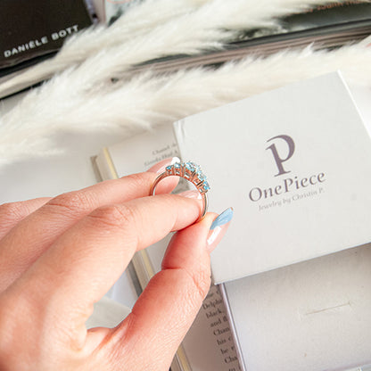 טבעת כסף במראה קלאסי עם אבני בלו טופז