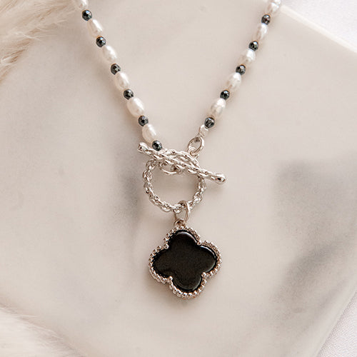 שרשרת פנינים עם אבני המטיט ותליון תלתן